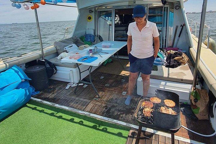 ランチと水泳付きのプライベートリスボンクルーズ体験