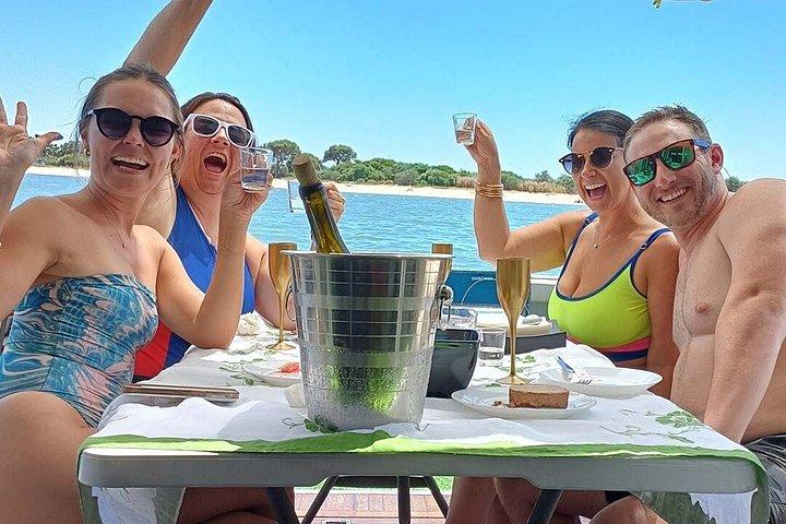 ランチと水泳付きのプライベートリスボンクルーズ体験