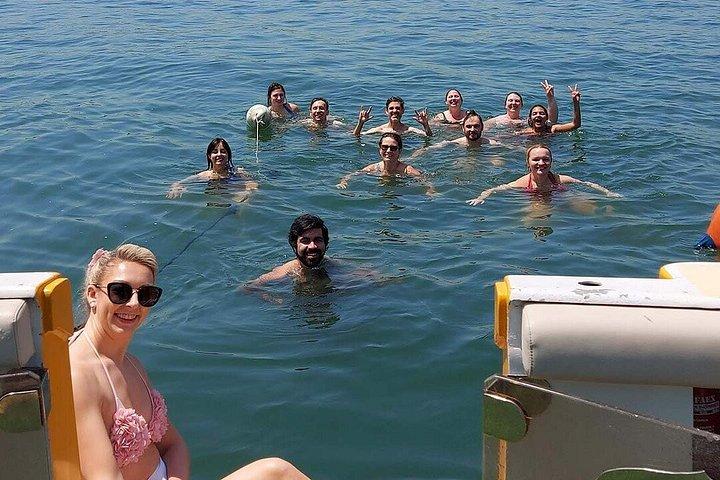 ランチと水泳付きのプライベートリスボンクルーズ体験