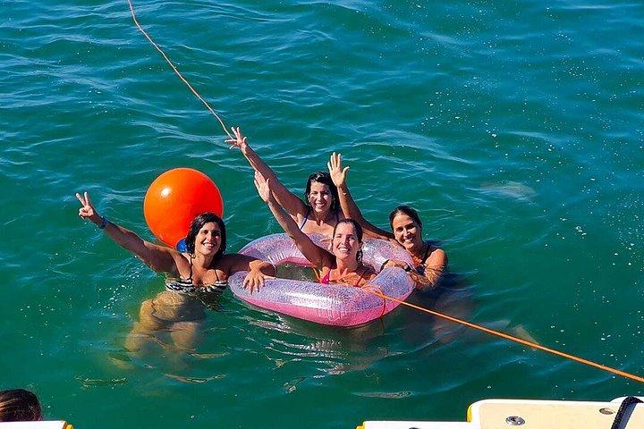ランチと水泳付きのプライベートリスボンクルーズ体験