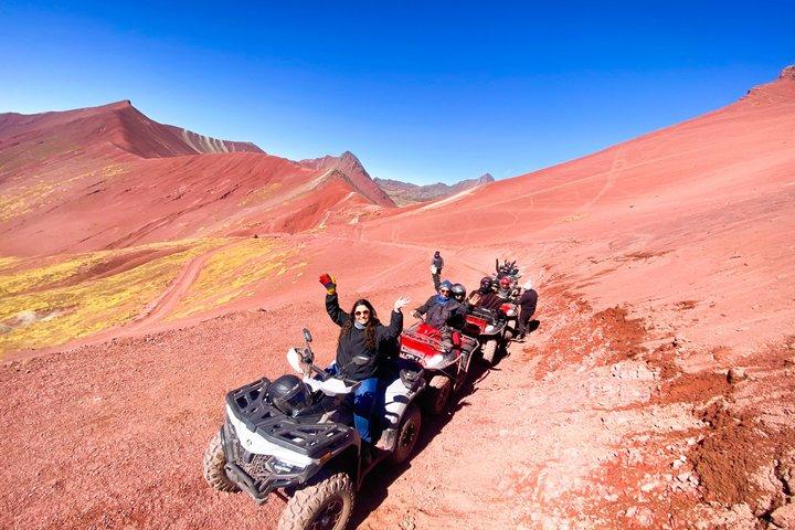 クスコ発レッドバレーとレインボーマウンテンへのATVツアー