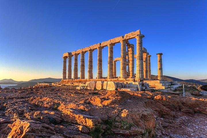 ギリシャの伝統料理を提供するアテネからのスニオ岬プライベート ツアー