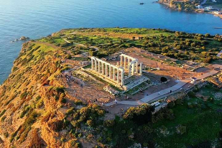 ギリシャの伝統料理を提供するアテネからのスニオ岬プライベート ツアー