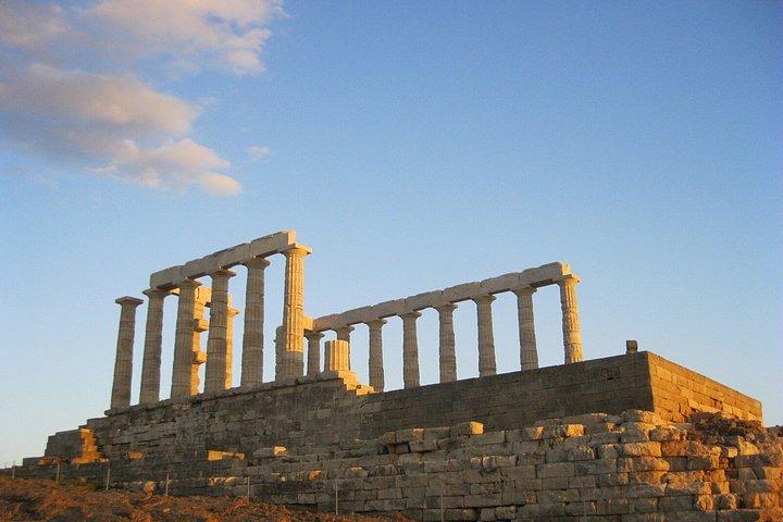 ギリシャの伝統料理を提供するアテネからのスニオ岬プライベート ツアー