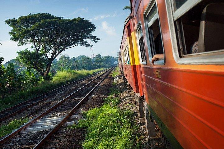エラトラベルからキャンディへの二等または三等列車チケット