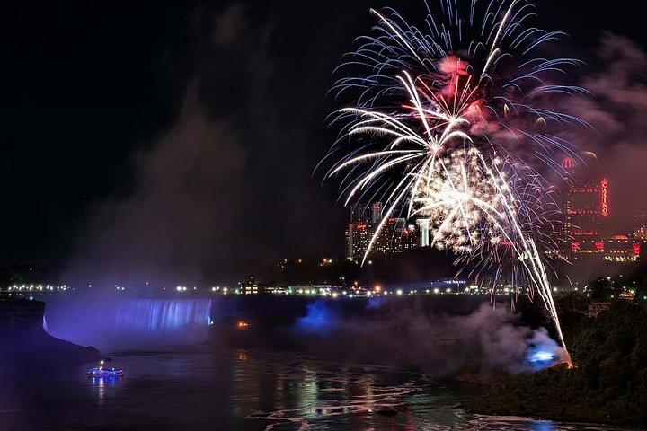 Niagara Falls Evening Tour Cruise and Dinner from Toronto