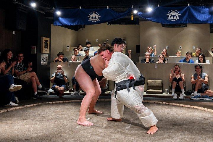 東京 新宿歌舞伎町:生相撲ショー、チャレンジ&写真