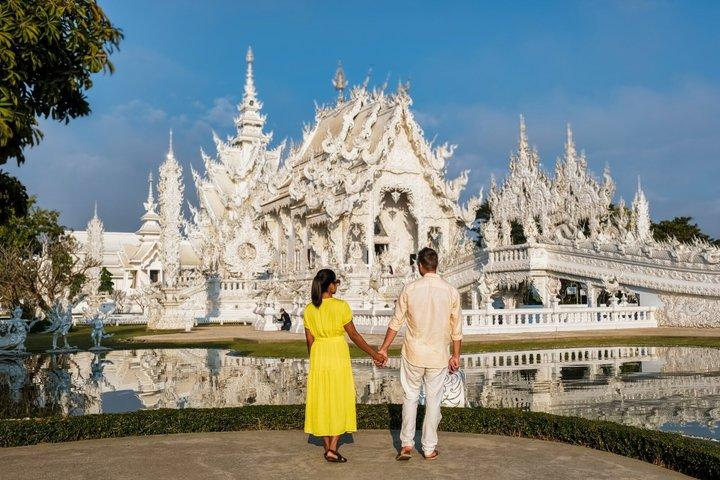 チェンマイからチェンライ：ホワイト、ブルー＆ブラック寺院日帰りツアー