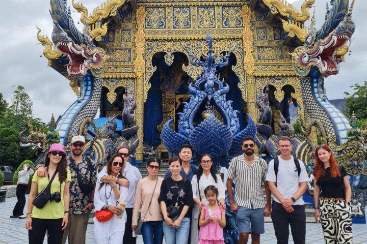 チェンマイからチェンライ：ホワイト、ブルー＆ブラック寺院日帰りツアー