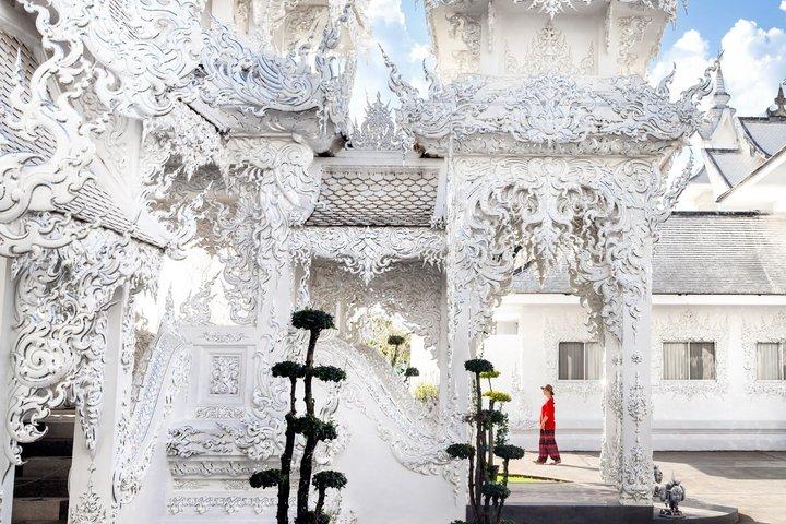 チェンマイからチェンライ：ホワイト、ブルー＆ブラック寺院日帰りツアー