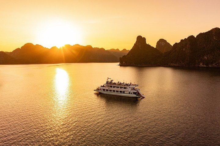 ハノイからのランハ湾と猫バ島日帰り旅行は、群衆を脱出