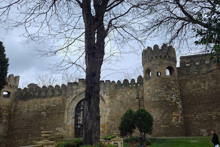Tour privato dei punti salienti di Baku con una Guida locale