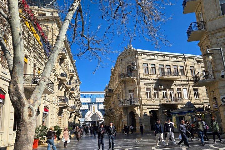 Tour privato dei punti salienti di Baku con una Guida locale
