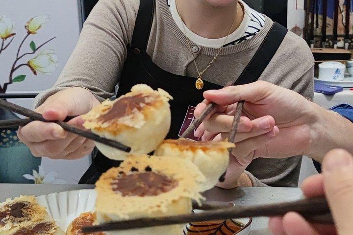 牛肉カレー盛ジャンバオシェフ・インとパンフライドパンを作る