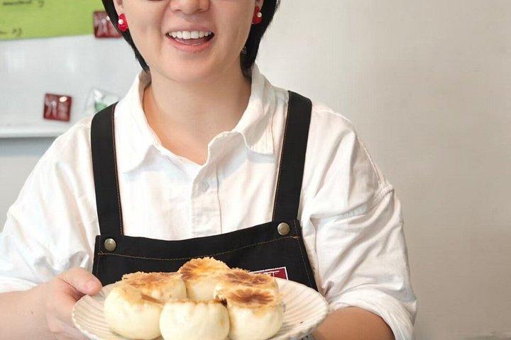 牛肉カレー盛ジャンバオシェフ・インとパンフライドパンを作る