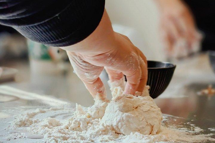 牛肉カレー盛ジャンバオシェフ・インとパンフライドパンを作る