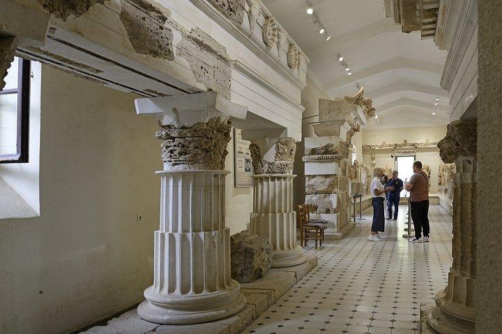 古代コリント、ヘラ神殿、アテネからのブルーレイク1日プライベートツアー