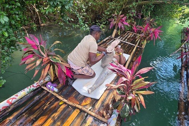 オチョ・リオスブルーホールと竹筏流し
