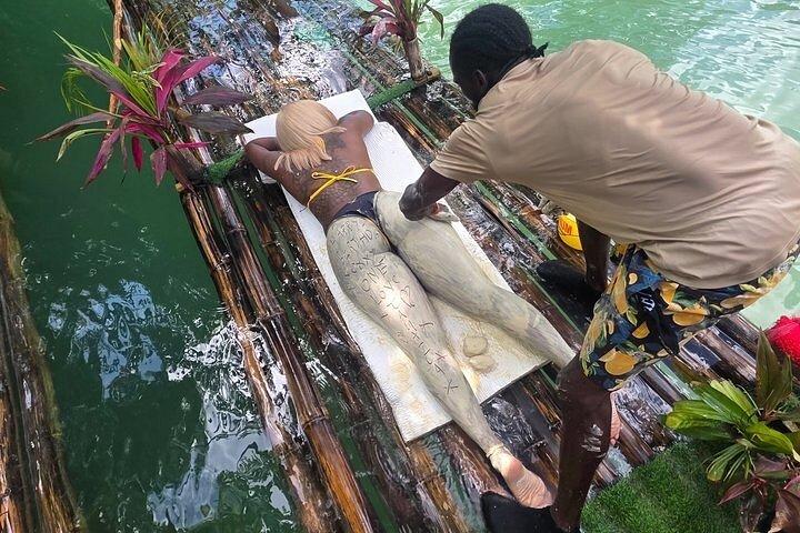 オチョ・リオスブルーホールと竹筏流し