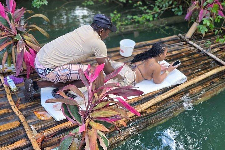 オチョ・リオスブルーホールと竹筏流し