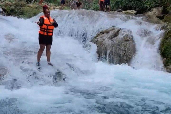 オチョ・リオスブルーホールと竹筏流し