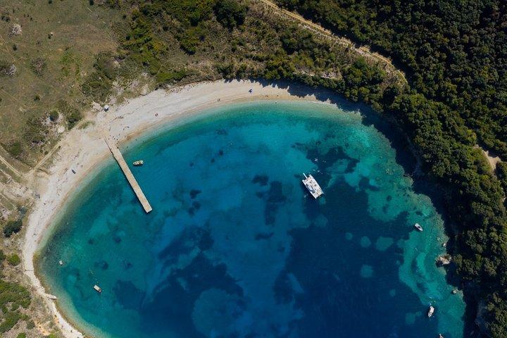 Saranda Catamaran VIP naar Krorez en Kakome Beach met lunch