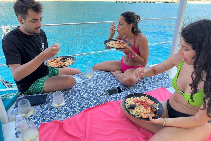 Saranda Catamaran VIP naar Krorez en Kakome Beach met lunch