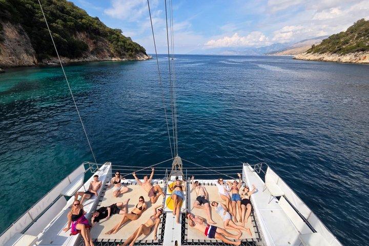 Saranda Catamaran VIP naar Krorez en Kakome Beach met lunch