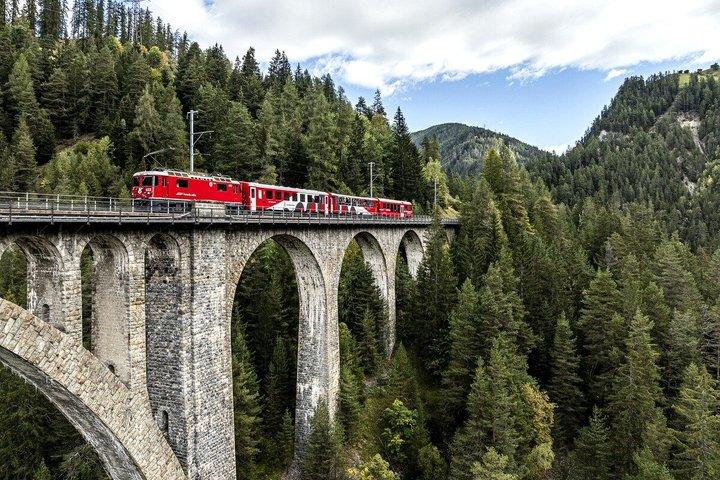 ミラノ発ベルニナ・レッドトレインで行くサンモリッツ＆スイスアルプス日帰り旅行