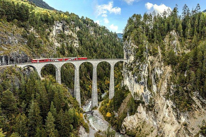 ミラノ発ベルニナ・レッドトレインで行くサンモリッツ＆スイスアルプス日帰り旅行