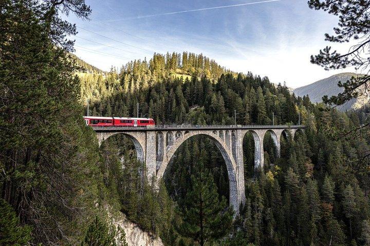 ミラノ発ベルニナ・レッドトレインで行くサンモリッツ＆スイスアルプス日帰り旅行