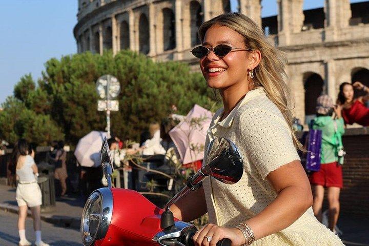 Roma Vespa Tour La Dolce Vita Experience and Photo Shoot
