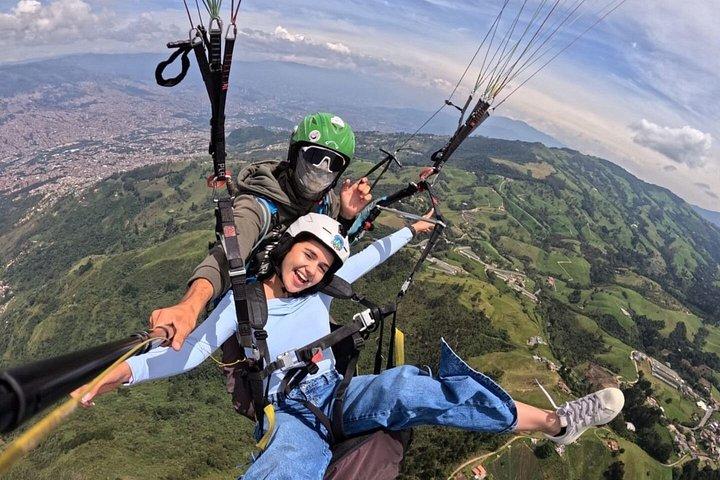 サン・フェリックス発メデジン上空パラグライダー飛行(送迎付き)