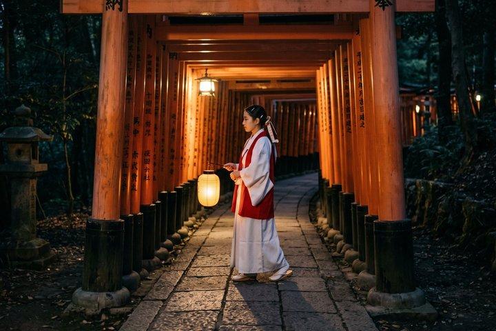 Evening Tour of Fushimi Inari Shrine Lanterns Scenic Views