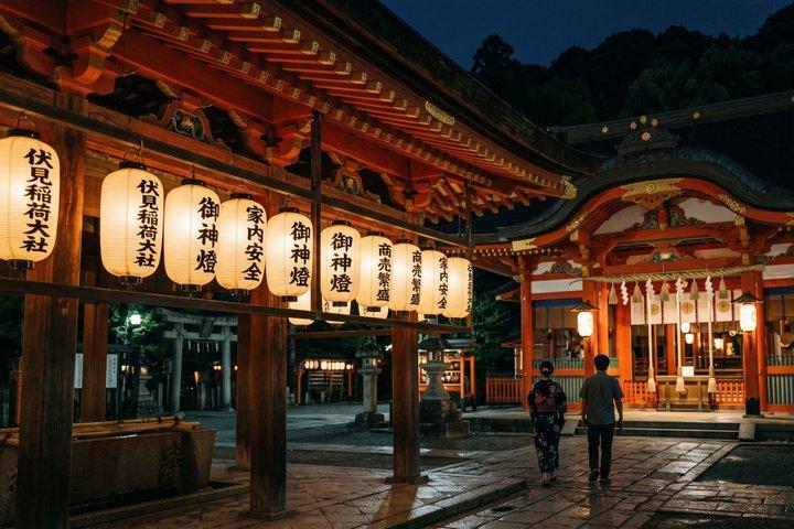 Visita à noite de Fushimi Inari Shrine Lanterns