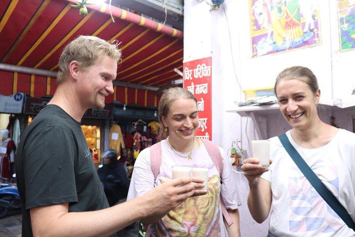 ウォーキングフードツアーカトマンズでガイドと飲食試食