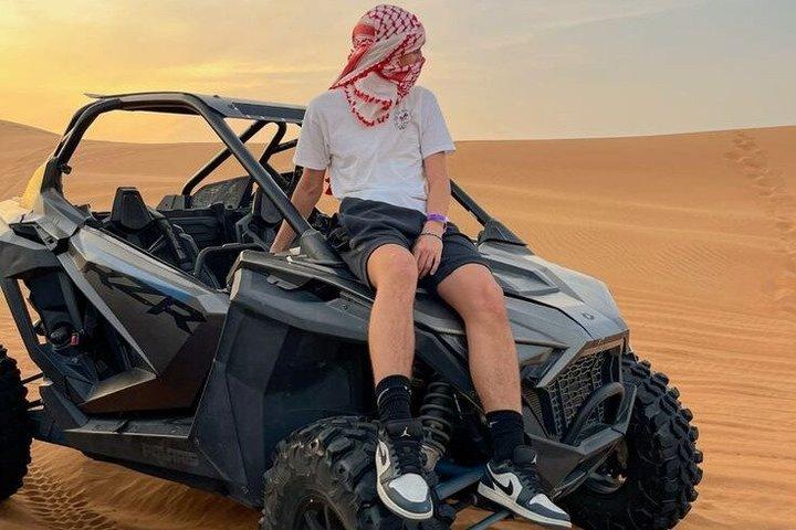 Safari nel deserto di Dubai, escursione sulle dune, giro in cammello, sandboarding e barbecue