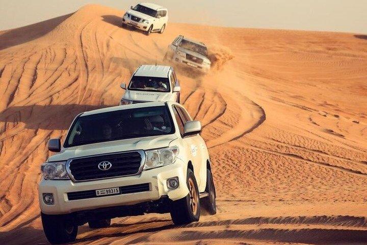 Safari nel deserto di Dubai, escursione sulle dune, giro in cammello, sandboarding e barbecue