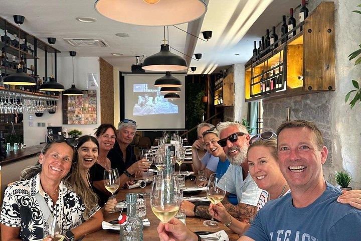 Histoire partagée et visite gastronomique en petit groupe avec mets et vins