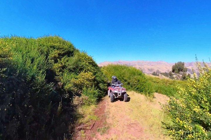 クスコでATV、フライングバイク、ジップライン、アンデス山脈でのラペリングを体験しよう