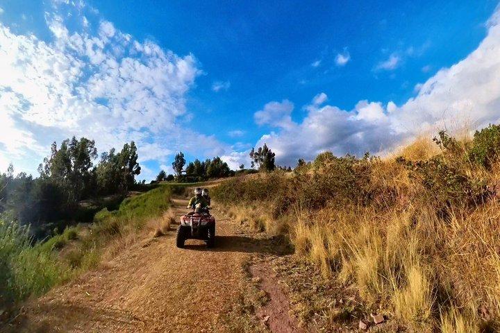 クスコでATV、フライングバイク、ジップライン、アンデス山脈でのラペリングを体験しよう