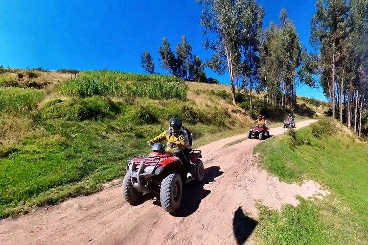 クスコでATV、フライングバイク、ジップライン、アンデス山脈でのラペリングを体験しよう