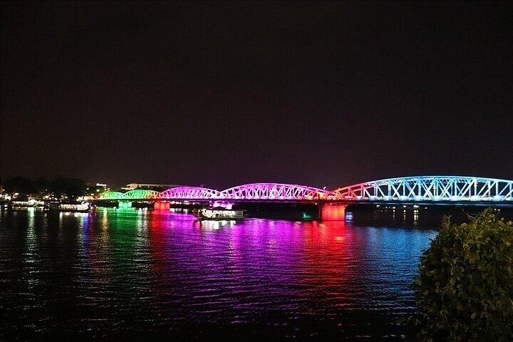 Hue Night Cyclo Ride and Folk Music with Perfume River Boat Tour