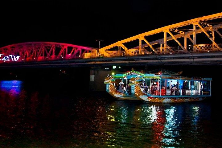 フエナイト・シクロライドと民俗音楽と香水リバーボートツアー