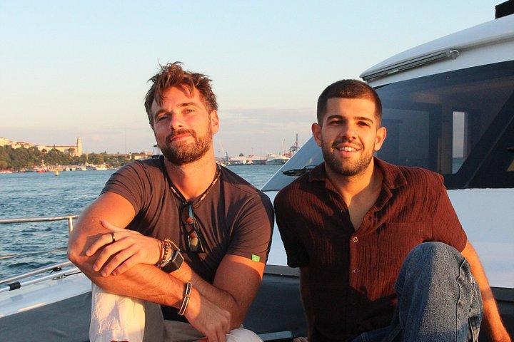 豪華ヨットで行くイスタンブール・ボスポラス・サンセットクルーズ（ワイン付）