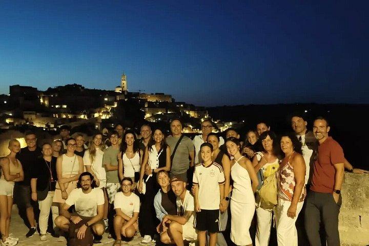 夜のマテーラ。 入場料が含まれています:洞窟ハウスと岩の教会。