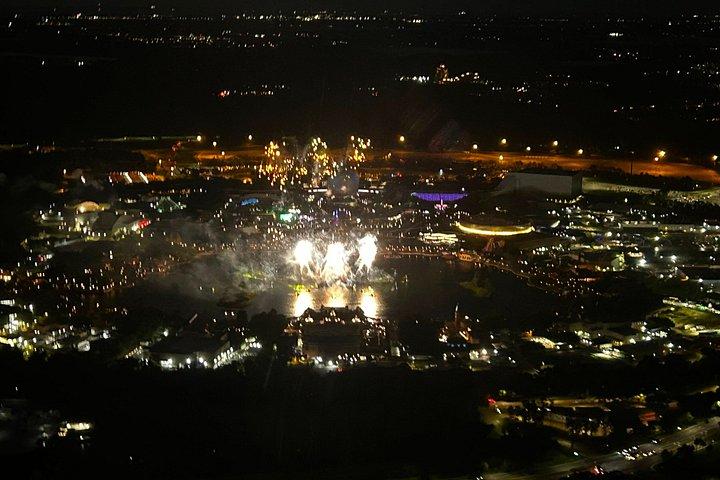 プライベートヘリコプターで全テーマパークを巡る77マイル花火ツアー