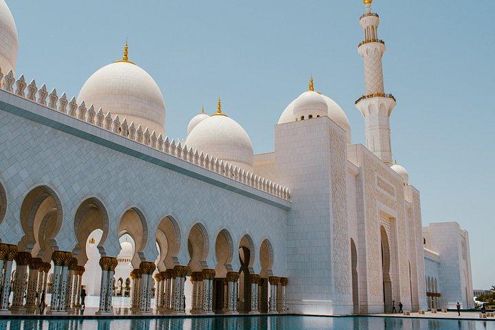 シェイク・ザーイド・モスクでのアブダビ市内観光と主要観光スポット