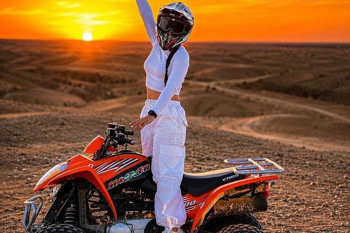 Esperienza Quads, Camel Ride con cena e spettacolo nel deserto di Agafay