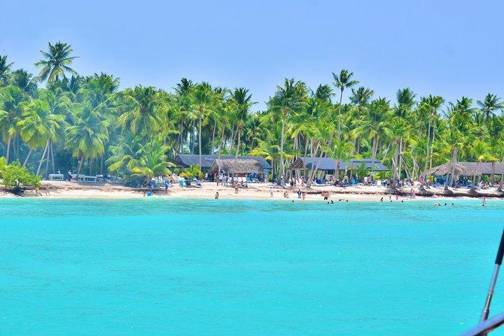 サオナ島カタマランでのランチとプンタカナからの送迎
